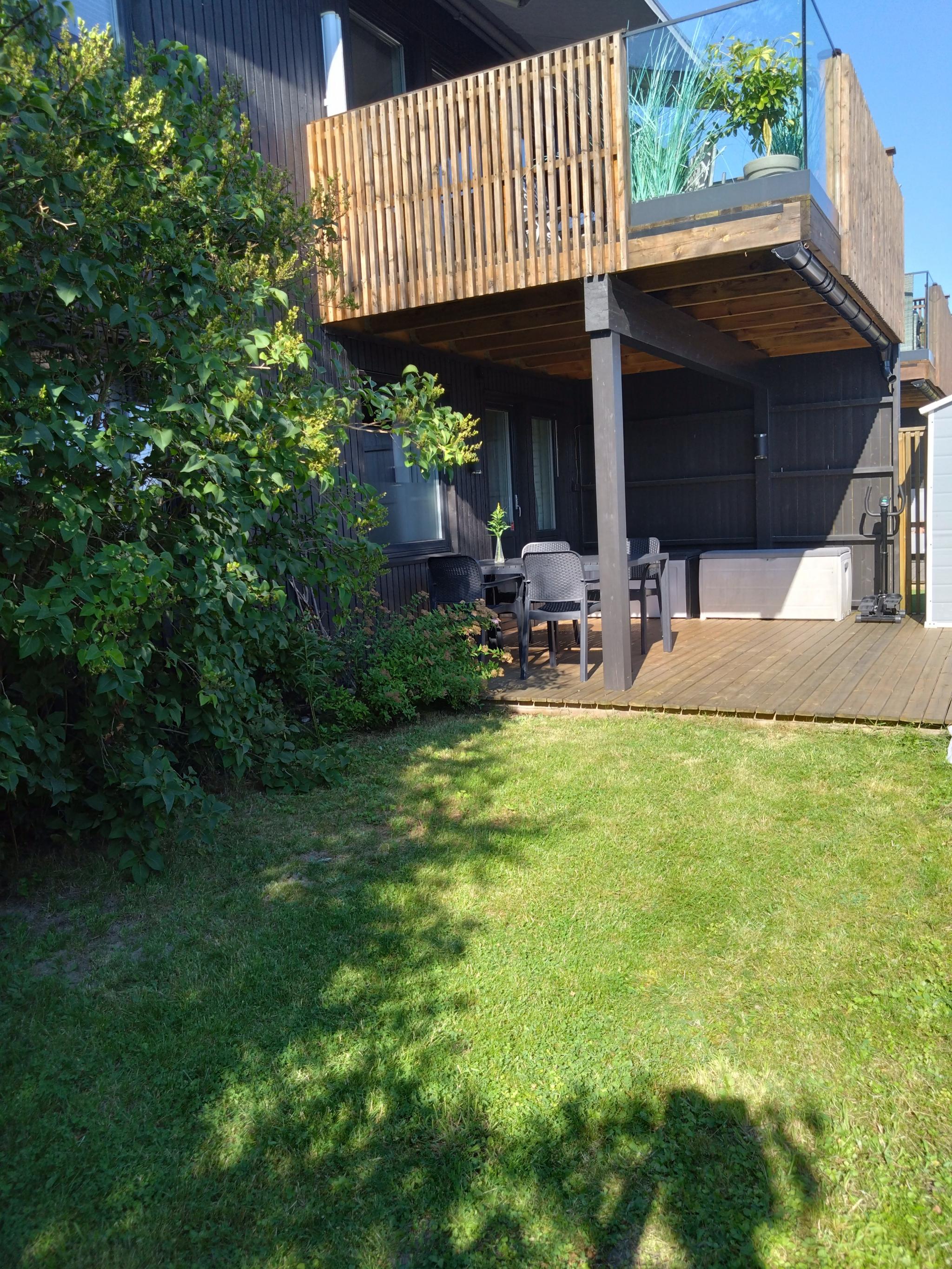 Min veranda er overbygget for leieboers terrasse